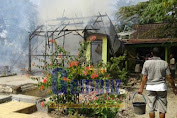 Diduga Korsleting, Rumah Kayu Nenek Ludes Dilalap Api