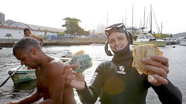 Resultado de imagem para Dinheiro no mar da Urca