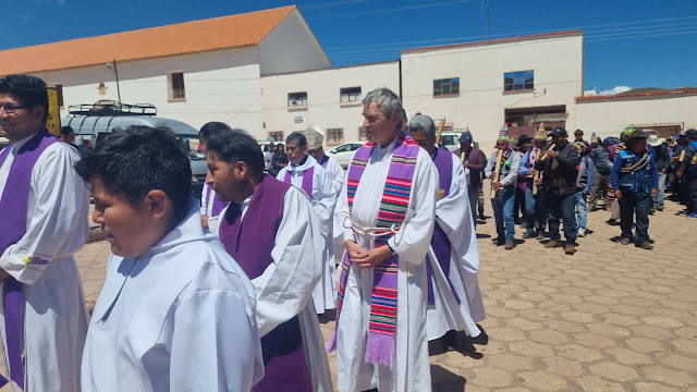 Am Samstag, den 4. MÄRZ 2023 war meine Amtseinführung als Pfarrer von San Pedro de Macha – Bombori Bolivien. Mons. Renán Aguilera A. Bischof der Diözese Potosí. begleitet von P. Carlos Gonzales, Vikar der Nordzone, P. Marco Abascal V. Generalvikar, Mons. Pascual Limachi, Bischof der Prälatur Chor-Chorus, P. Emilio Quispe V., Pfarrer des Göttlichen Meisters, P. P. Yesid Suyo, Pfarrer von Porco begleiteten mich zur offiziellen Amtseinführung. Es war eine schöne Feier zu dem viele meiner Schäfchen aus den verschiedenen Gemeinden gekommen sind. Ich bedanke mich bei allen welche diese schöne Feier ermöglicht haben. Teil 02