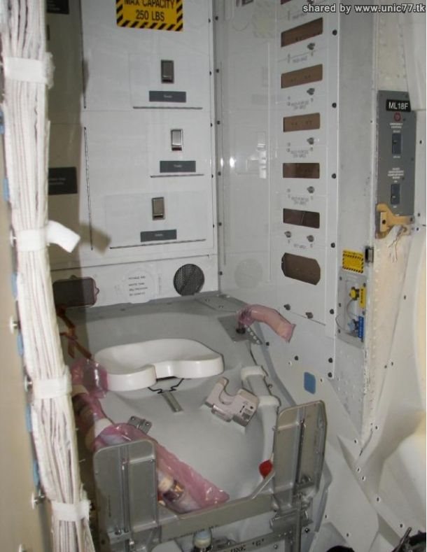 Toilet Para Astronot Di Dalam Pesawat Ulang Alik [ www.BlogApaAja.com ]