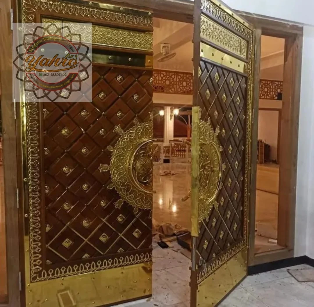 Kerajinan Replika Pintu Nabawi Tembaga Dan Kuningan