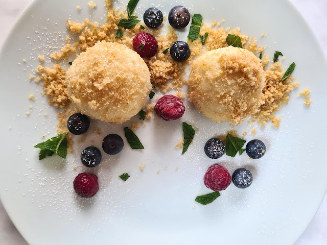 Topfenknödel mit Früchten