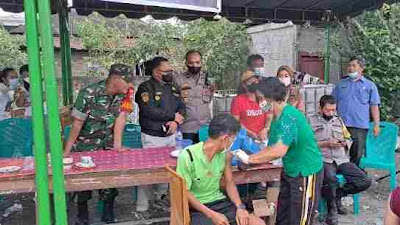 Kabag Ops Polres Samosir, Monitoring Vaksinasi dan Bagi Masker di Nainggolan