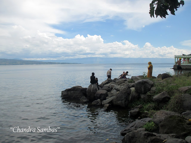 Danau Toba dari Pantai Garoga