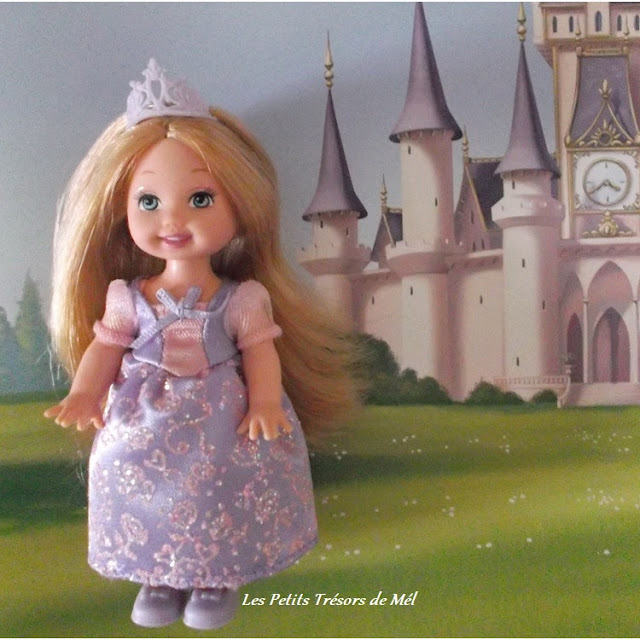 La petite soeur de Barbie déguisée en princesse Raiponce de Disney.