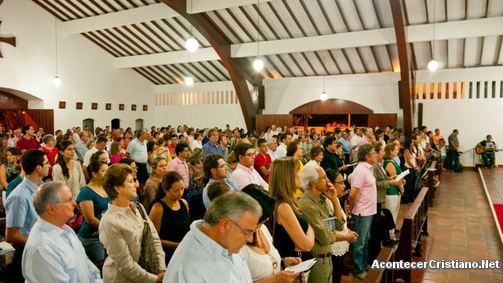 Evangélicos en culto de iglesia en Colombia