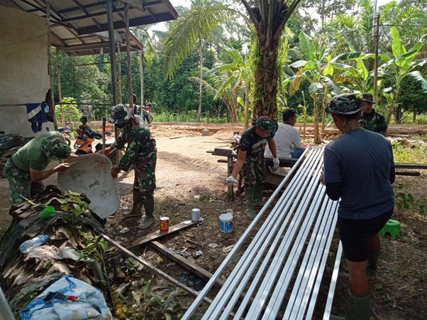 Satgas TMMD Ke-111 Kodim 1207/Pontianak Laksanakan Pengecatan Tiang Bendera