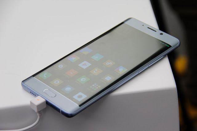 Review Xiaomi Mi Note 2 Miuisystem, Vendor Xiaomi memang terkenal dengan speksifikasi yang tinggi dan dijual dengan harga murah, vendor asal Tiongkok ini memang sudah terkenal dikalangan masyrakat dunia khususnya Indonesia. Dilihat dari namanya bisa diketahui kalau smartphone ini merupakan generasi penerus dari Xiaomi Mi Note yang telah diluncurkan pada bulan Januari 2015 yang lalu. Selain itu, Xiaomi Mi Note 2 bakal dipersenjatai dengan speksifikasi handal, sebut saja Random Access Memory (RAM) yang akan memiliki 2 varian, yaitu 4GB dan 6GB, tentu dengan RAM yang super besar ini kabarnya, Chipset Snapdragon 821 akan menemani smartphone ini, guna menghasilkan performa yang maksimal.