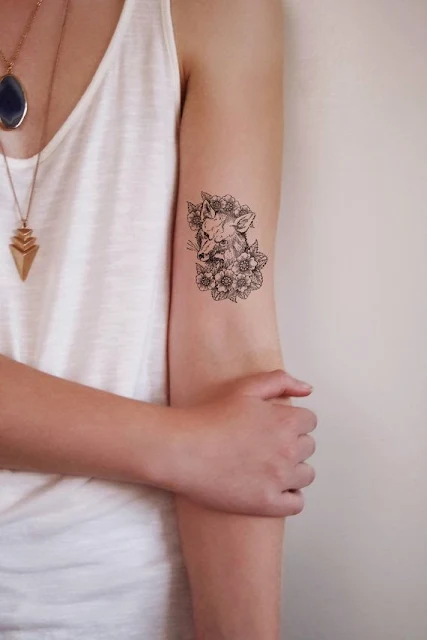 Una mujer con un tatuaje de zorro