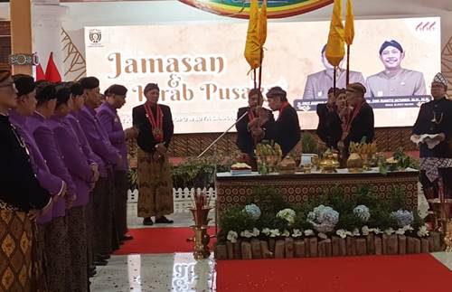 Rangkaian Hari Jadi Ngawi Ke-666, GS Gita Jala Taruna AAL Meriahkan Kirab Dan Jamasan Pusaka
