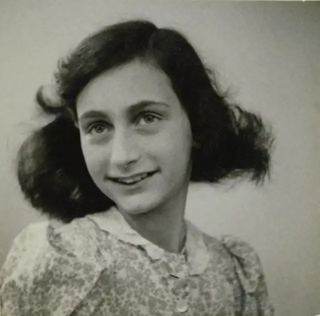 50 fatos sobre Anne Frank. Jasvir Singh 50 fatos sobre anne frank Anne Frank nasceu em Frankfurt, Alemanha, em 12 de junho de 1929. Seu nome completo era Annelies Marie Frank. Anne tinha uma irmã mais velha chamada Margot. A família Frank se mudou para Amsterdã, Holanda, em 1933, depois que os nazistas chegaram ao poder na Alemanha. Anne começou a escrever seu diário em 12 de junho de 1942, no seu 13º aniversário. O diário de Anne Frank, que foi publicado postumamente, se tornou um dos livros mais lidos do mundo. Anne e sua família se esconderam em um anexo secreto em Amsterdã durante a Segunda Guerra Mundial, onde viveram por mais de dois anos. A família foi descoberta em 4 de agosto de 1944 e levada para campos de concentração nazistas. Anne e Margot foram enviadas para o campo de Bergen-Belsen, onde morreram de tifo em março de 1945. Anne morreu com apenas 15 anos. A única pessoa da família Frank a sobreviver foi Otto Frank, pai de Anne e Margot. Otto Frank publicou o diário de sua filha em 1947. O diário de Anne Frank foi traduzido para mais de 70 idiomas. O anexo secreto onde Anne e sua família se esconderam pode ser visitado em Amsterdã, na Holanda. O diário de Anne Frank é um importante documento histórico, que oferece uma visão pessoal e emocional do Holocausto. Anne Frank tinha uma paixão pela escrita e sonhava em se tornar uma jornalista ou escritora. Anne Frank descreveu sua vida em esconderijo como solitária e sufocante, mas também como um período de grande autodescoberta. Anne Frank gostava de ler livros e colecionava fotos de estrelas de cinema. Durante seu tempo no anexo, Anne fez amizade com Peter van Pels, que também se escondia com sua família no mesmo local. Anne descreveu Peter como um garoto gentil, mas tímido. Anne Frank escreveu em seu diário que sua mãe, Edith Frank, era uma pessoa difícil de se relacionar. Anne Frank admirava sua irmã Margot e escreveu que ela era inteligente, bonita e gentil. Anne Frank descreveu a si mesma como uma pessoa impaciente, mas também como alguém que amava rir e se divertir. Anne Frank escreveu que se sentia atraída por Peter van Pels, mas não estava certa se ele sentia o mesmo por ela. Anne Frank recebeu um diário de presente em seu 13º aniversário. Anne Frank escreveu em seu diário que se sentia mais próxima de seu pai, Otto Frank, do que de sua mãe. Antes de se esconder no anexo, Anne frequentou a escola Montessori em Amsterdã. Anne Frank teve que deixar sua gata, chamada Moortje, para trás quando ela e sua família se esconderam. Jasvir Singh Continue it  Anne Frank escreveu em seu diário que se sentia muito solitária no esconderijo e muitas vezes se sentia isolada do mundo exterior. Durante seu tempo no anexo, Anne passava horas lendo e escrevendo, além de estudar francês e matemática com sua irmã Margot. Anne Frank escreveu em seu diário que tinha uma relação tensa com sua mãe, Edith Frank, e muitas vezes se sentia incompreendida por ela. A família Frank e os outros escondidos no anexo eram ajudados por quatro funcionários de Otto Frank, que lhes forneciam comida e mantimentos. O esconderijo da família Frank foi descoberto após uma denúncia anônima. Depois de sua morte, Anne Frank se tornou um símbolo mundial da luta contra o racismo e a opressão. Em 1959, a Fundação Anne Frank foi criada para preservar a casa onde a família Frank se escondeu e para promover os valores de tolerância e igualdade que Anne Frank representava. A Fundação Anne Frank trabalha em todo o mundo para promover a educação e a conscientização sobre a história do Holocausto e os perigos do preconceito e da discriminação. O diário de Anne Frank foi adaptado para o teatro, cinema e televisão diversas vezes. A casa onde a família Frank se escondeu em Amsterdã é visitada por cerca de um milhão de pessoas por ano. Em 1945, o campo de concentração de Auschwitz, onde milhões de judeus foram assassinados pelos nazistas, foi libertado pelas tropas soviéticas. Anne Frank não sobreviveu ao Holocausto, mas seu pai Otto Frank voltou para Amsterdã depois da guerra e se tornou um defensor dos direitos humanos e da educação sobre o Holocausto. Otto Frank morreu em 1980. Em seu diário, Anne Frank escreveu sobre sua esperança de um mundo melhor e de um futuro em que as pessoas fossem julgadas por seu caráter e não por sua raça ou religião. Anne Frank escreveu sobre seus sonhos de viajar pelo mundo e conhecer novas culturas. Anne Frank escreveu sobre sua paixão pelo cinema e suas estrelas favoritas, como Greta Garbo e Ginger Rogers. Anne Frank escreveu sobre sua aversão aos exercícios físicos e sua preferência por atividades mais intelectuais, como a leitura e a escrita. Anne Frank escreveu sobre sua crença em Deus e sua esperança de que a humanidade pudesse encontrar um caminho para a paz e a harmonia. Anne Frank escreveu sobre sua admiração por líderes políticos como Winston Churchill e Franklin D. Roosevelt. Anne Frank escreveu sobre sua tristeza pelo fato de que as crianças judias eram forçadas a crescer rápido demais e a enfrentar a morte prematura. Anne Frank escreveu sobre sua gratidão por sua família e amigos que a ajudaram a suportar os momentos difíceis do esconderijo. O legado de Anne Frank continua a inspirar pessoas em todo o mundo a lutar contra Jasvir Singh One more  A história de Anne Frank foi contada em mais de 70 idiomas diferentes e continua a ser uma das mais importantes lembranças do Holocausto e da luta pelos direitos humanos.