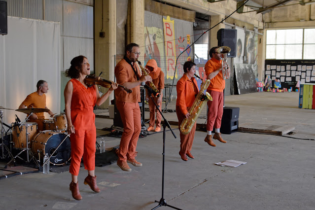 l'achéophone  collectif l'arbre canapas > musiques   Hélène Péronnet (voix, violon), Guillaume Grenard (tuba), Sylvain Nallet(saxophone soprano, clarinette basse), Thibaut Martin (batterie, percussions) et Stéphanie Aurières (saxophone baryton)   > chorégraphie Xavier Gresse   > scénographie et costume Kristelle Paré   > sonorisation Alexandre Georges   > lumières et régie générale Benjamin Padernoz   > régie son Christophe Thonon