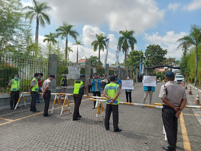 Empat Orang Masiswa dari GPR Provinsi Kepri Gelar Aksi Damai di Kantor bright PLN Batam