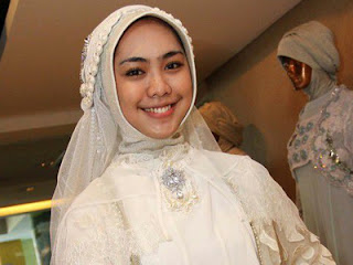 Baju pengantin Oki Setiana Dewi (foto Kapanlagi.com)