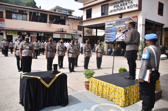 Victor Mackbon Sertijab 5 Pejabat Struktural di Polresta Jayapura Kota