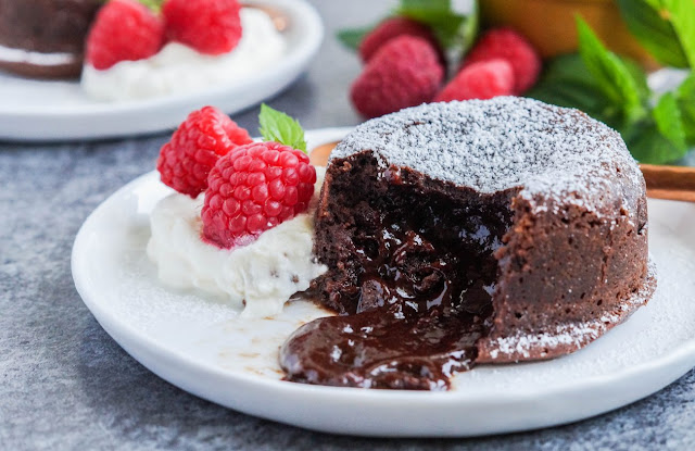 gastro-recepies-lava_cake-cake-desert-cake_recepies-chocolate-strawberry