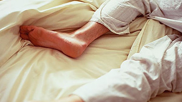 كثرة التقلب و الحركة الدائمة في السرير أثناء النوم 