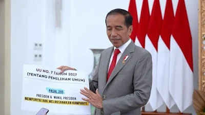 Jokowi Bawa Kertas Besar, Tunjukkan Aturan soal Presiden Boleh Kampanye