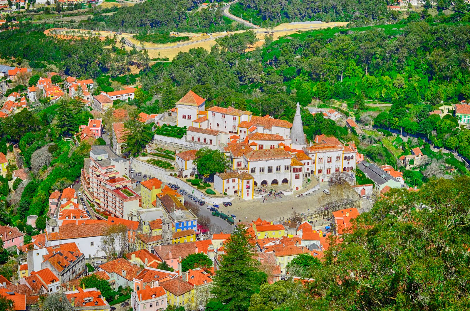 https://blogger.googleusercontent.com/img/b/R29vZ2xl/AVvXsEjbYkbocDu5b3B5cNGZ50E9q4ea4BO1T3t33eiIfZAhL9PkPy7NAv6a8k7DpVFc21KGNrdbKIMpO61pmgxHahupgnLBHg7eHzbb5y8Nm14CyH9tBGruKBaDi79Bk2n8-8YsHkIjY3XqA2w/s1600/Aerial+view+of+the+old+Sintra%252C+Portugal-vista-aerea-.jpg