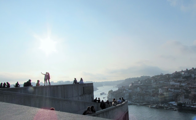 pessoas apreciando o pôr do sol na esplanda do Jardim do Morro