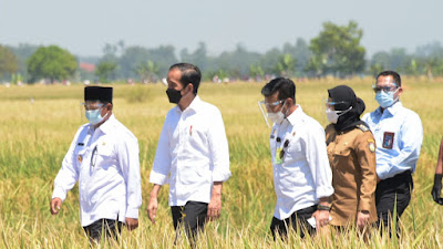 Petani mita Mesin Pemanen, Wagub Jabar Dampingi Presiden RI Tinjau Panen Padi di Indramayu