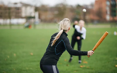 permainan rounders [image by www.telegraph.co.uk]