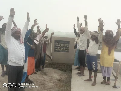 जिला पंचायत निधि से बनी सीढ़ी छह महीने में टूटी, ग्रामीणों ने जताया विरोध