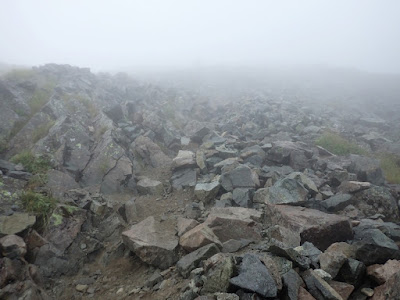 濃霧の奥穂高岳登山道