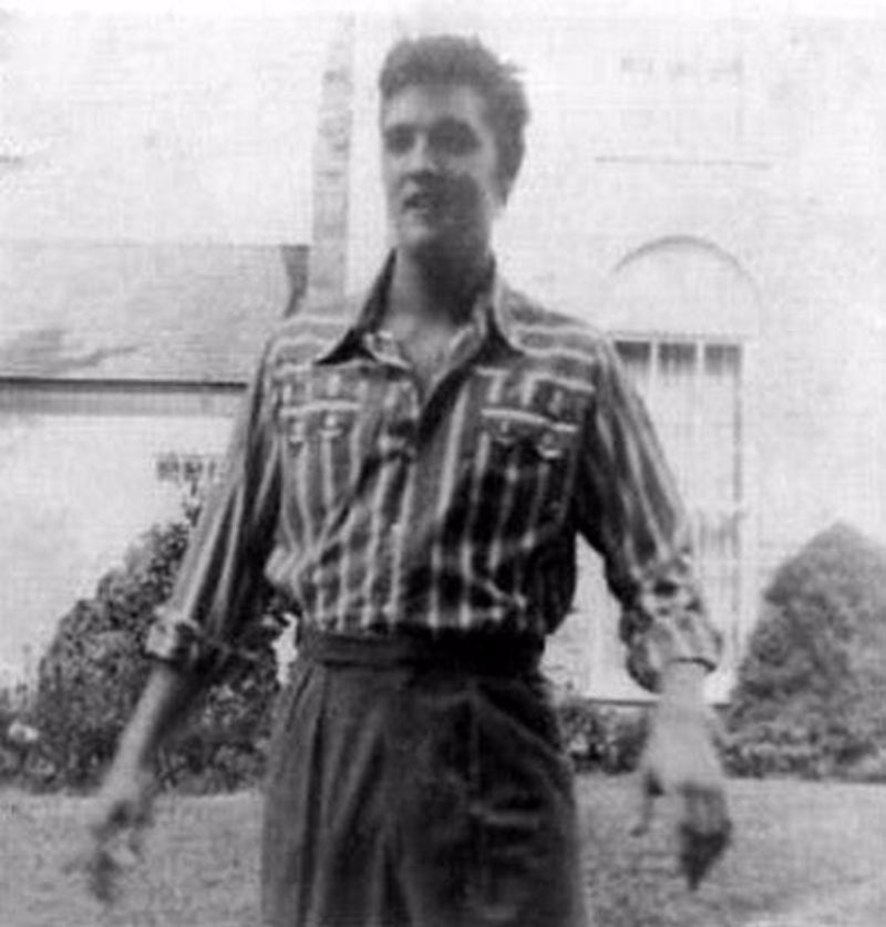 30 Candid Snapshots of a Young Elvis Presley During the 