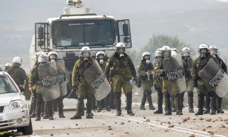 Βγήκαν τα όπλα στη Λέσβο: Κάτοικοι πυροβολούν με καραμπίνες κατά ΜΑΤ