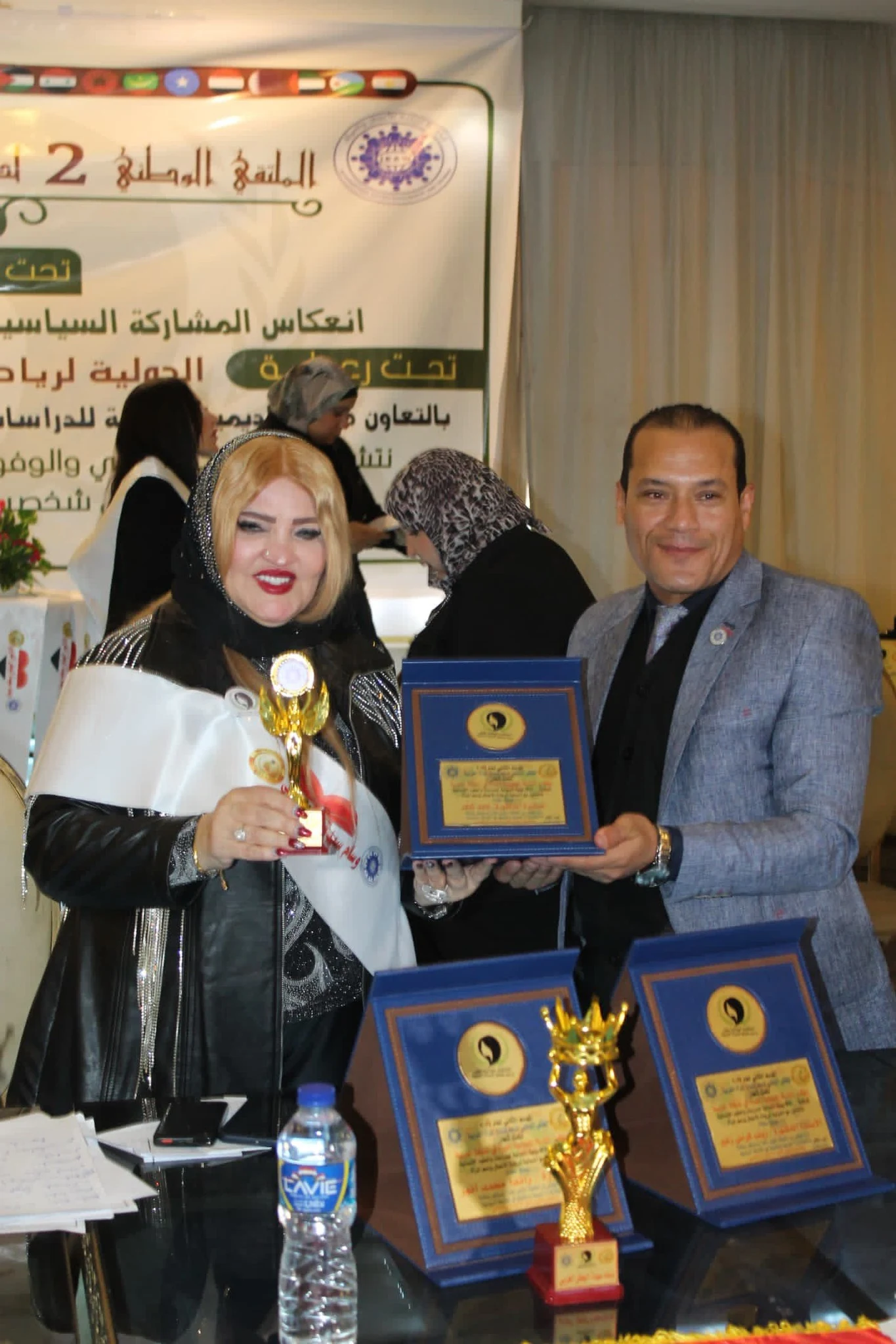 بالصور تكريم السفيرة الدكتورة ناهد شاكر بوسام سيدة الوطن العربي