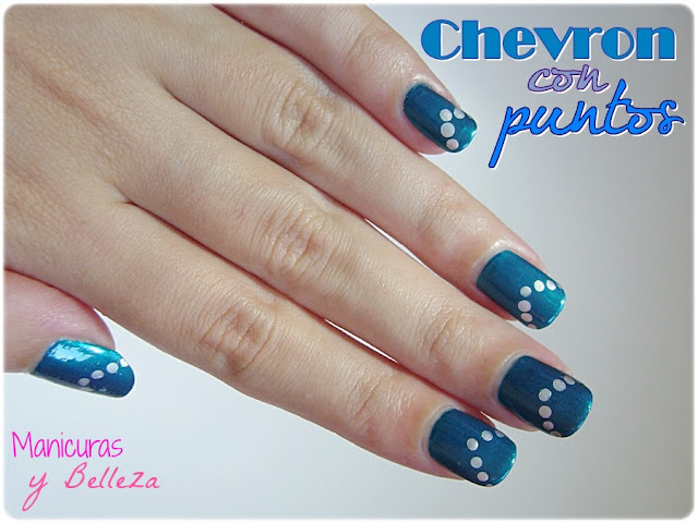 Uñas manicura azul chevron con puntos metalizados elegantes plateado plata mirror Kiko 616 300 Nail art nails blue with dots triangles elegant