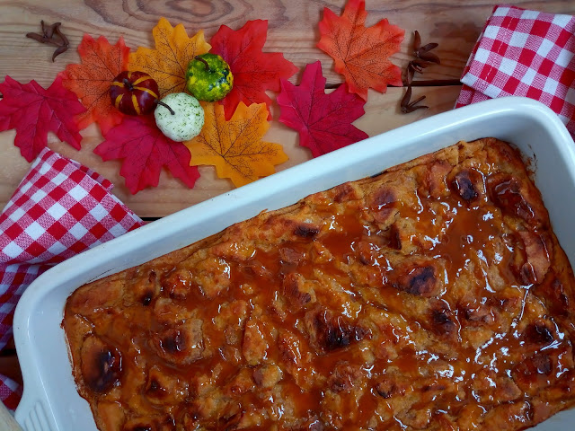 Pumpkin bread pudding. Pudin de pan y calabaza. Receta típica de Acción de Gracias. Receta de aprovechamiento, reciclaje, con horno, especias, calabaza, postre típico americano. Thanksgiving day. Cuca