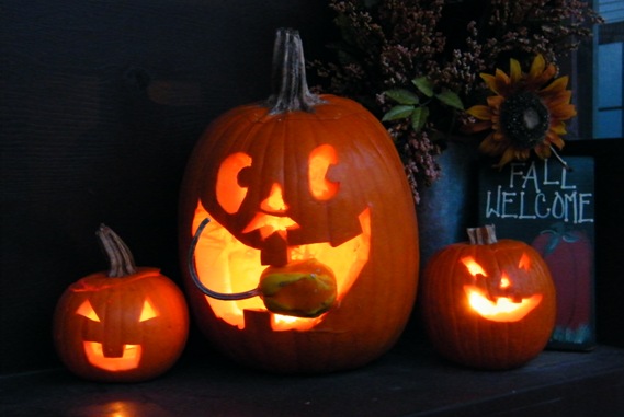 2010_1025pumpkincarving0039