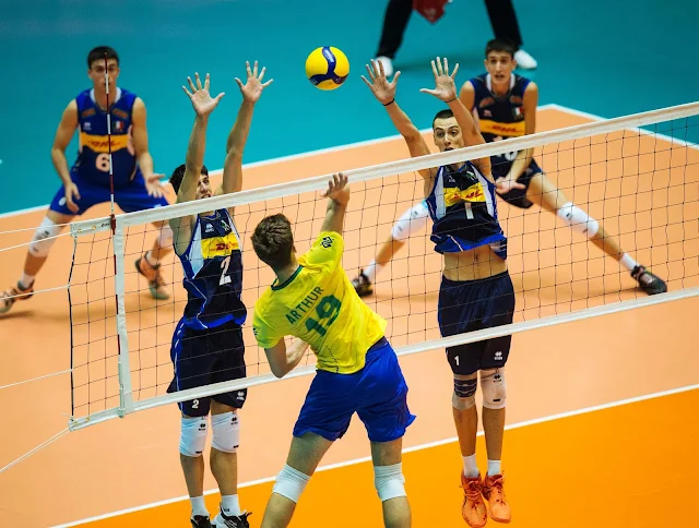 Arthur Bento realizando um ataque em partida contra a Itália no Campeonato Mundial sub-19 de vôlei masculino