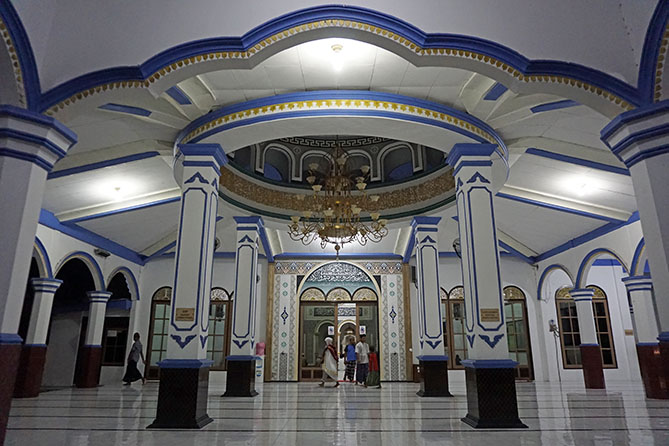 Ornamen di ruangan luar masjid Karimunjawa