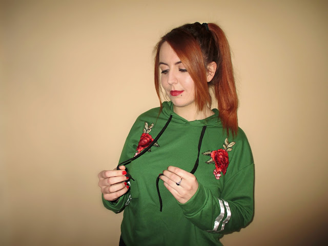 zaful, recenzija, hoodie, duks, majica, crvena kosa, narančasta kosa, ginger girl, blogeri, balkan, moda, stil, pirs, snakebites piercing, pierced, ruže, dugi rukavi, zelena majica, hudica, model, udobno