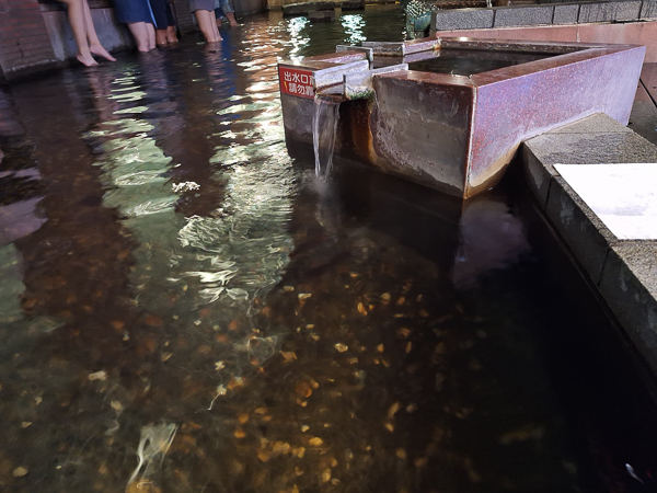 宜蘭礁溪湯圍溝溫泉公園公開泡腳池免費泡腳，溫泉魚按摩去角質