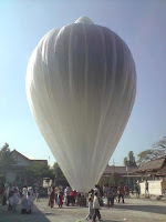 http://tombosayah.blogspot.com/2012/08/perayaan-lebaran-unik-tradisi-balon-bodo.html