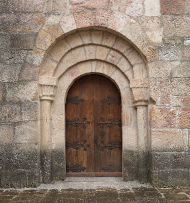 ROMANICO EN NAVARRA. MONASTERIO DE SAN SALVADOR DE LEYRE.  Portada acceso a  cripta.