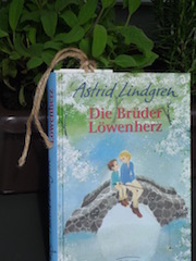 http://samtpfotenmitkrallen.blogspot.ch/2016/04/rezension-die-bruder-lowenherz.html