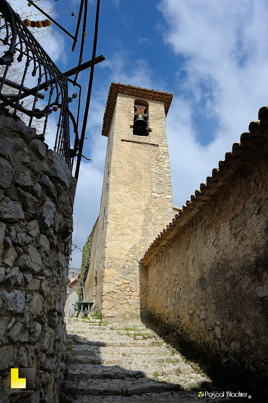 le clocher de l'église de brantes dans le vaucluse photo pascal blachier au delà du cliché