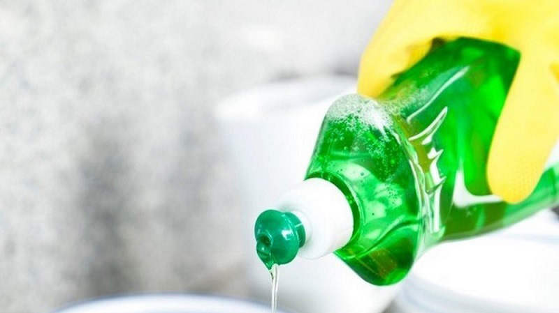 Nước rửa chén giúp làm sạch ốp lưng điện thoại hiệu quả