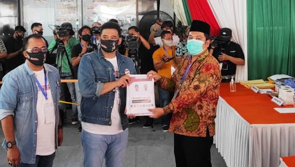 Kompak Berkemeja Denim dan Naiki Vespa, Bobby Nasution-Aulia Resmi Daftar ke KPU