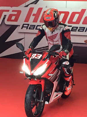 2016 Honda CBR150R Facelift with rider pose