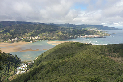 Urdaibai, reserva de la biosfera, visto desde Atxarre