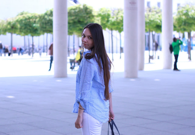 Outfitpost weiße Jeans mit Bluse