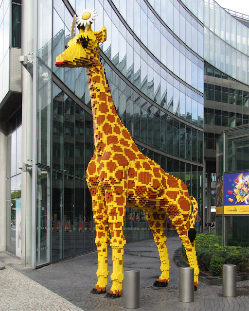 Lego giraffe, Potsdamer Straße, Berlin