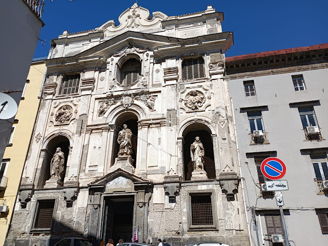 La facciata della chiesa vista da fuori