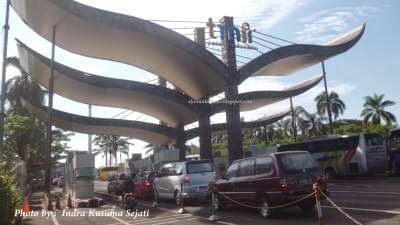 http://www.ejawantahtour.com/2014/08/menikmati-keindahan-pintu-gerbang-utama-tmii.html